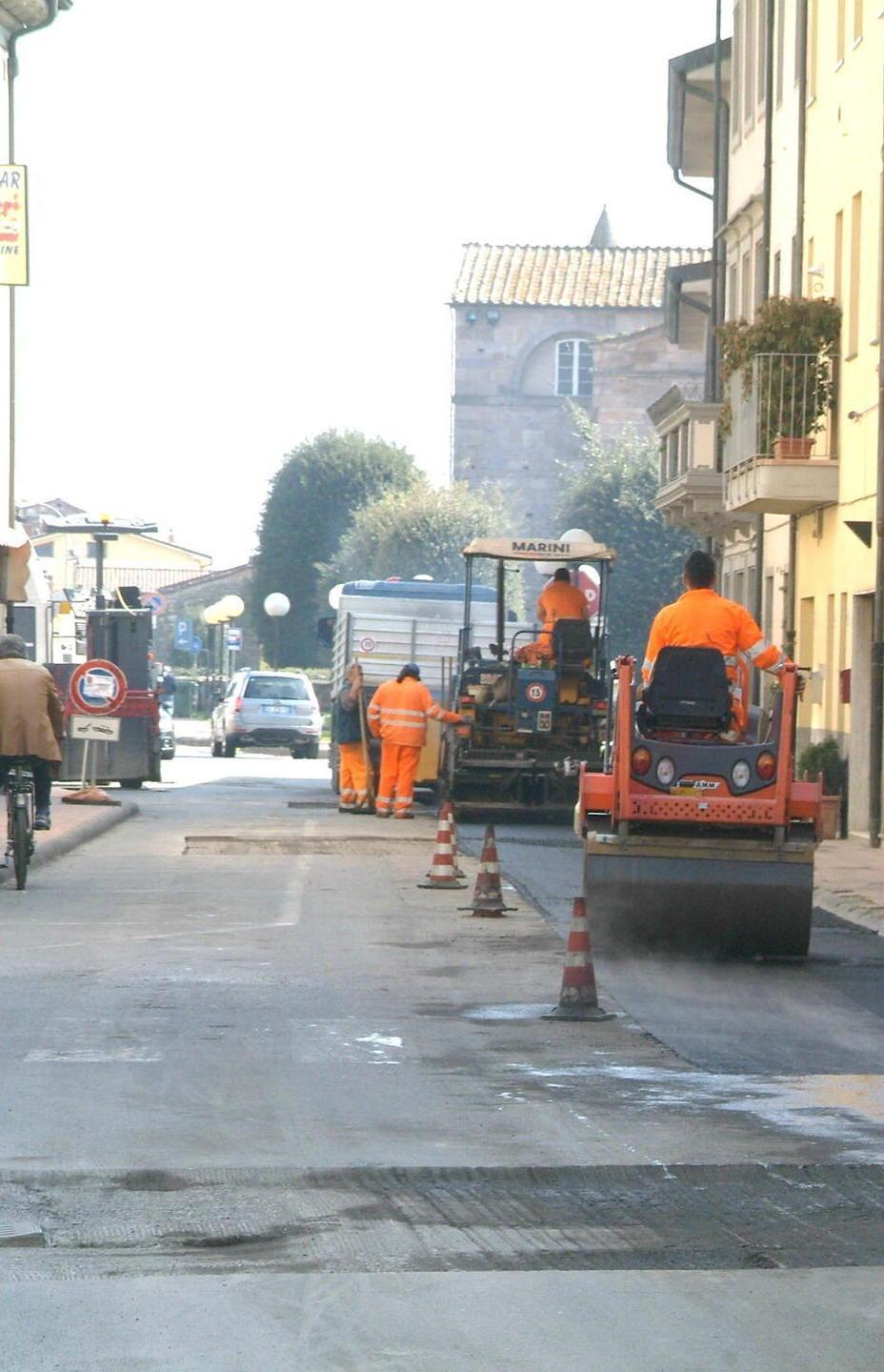 Capannori tra le prime auto e i carretti 