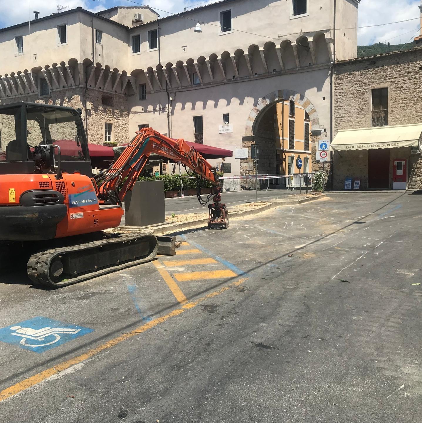 Piazza Carducci sarà pronta a primavera ma è già polemica