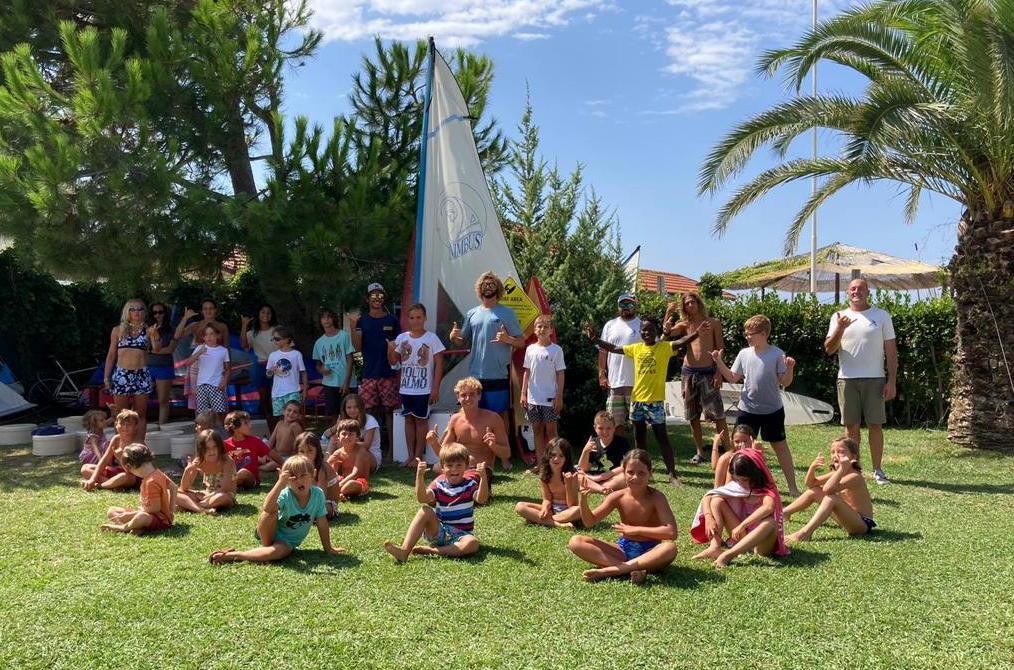 Il campione di surf fa lezione ai ragazzi «C’è bisogno di passione»