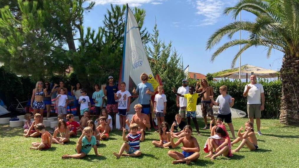 Il campione di surf fa lezione ai ragazzi «C’è bisogno di passione»