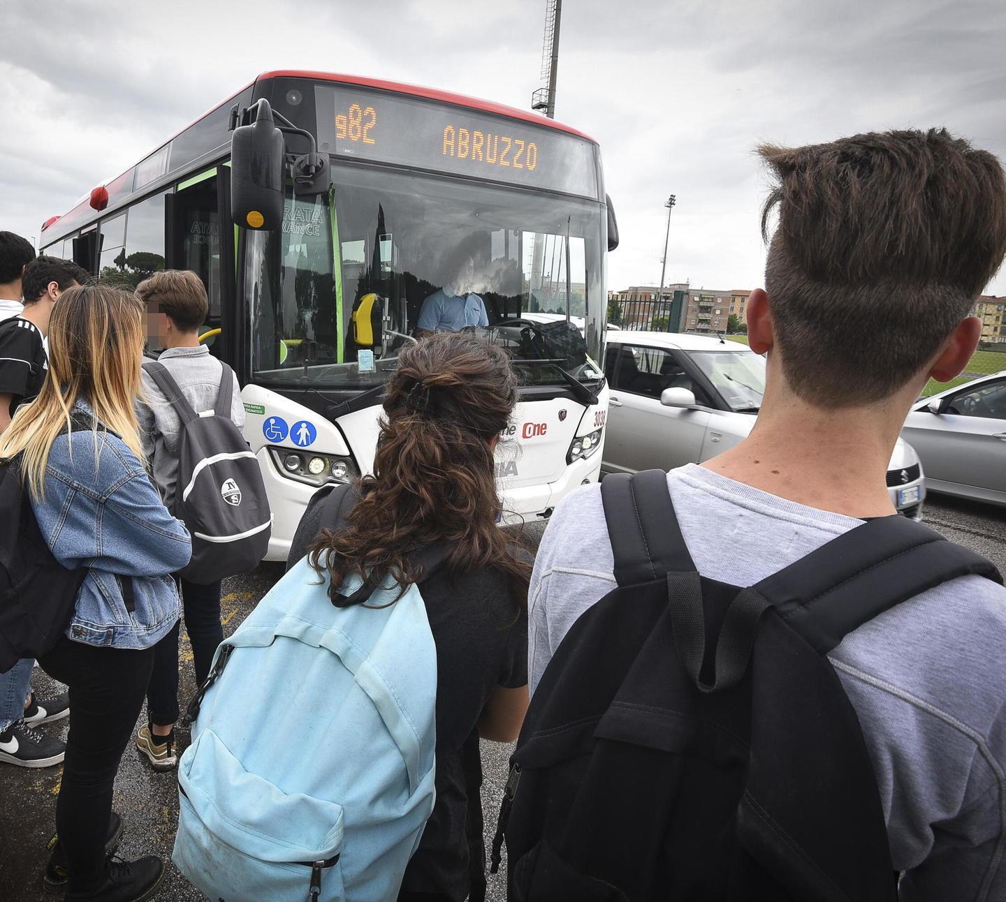 Bus e norme anti-Covid Resteranno a piedi centinaia di studenti 