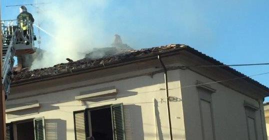 Tetto danneggiato da un incendio 