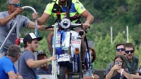 In Vespa si butta dalla diga