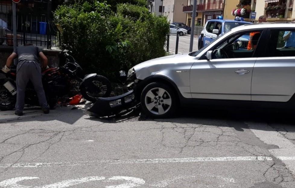Auto travolge una moto Ferito un uomo di 67 anni