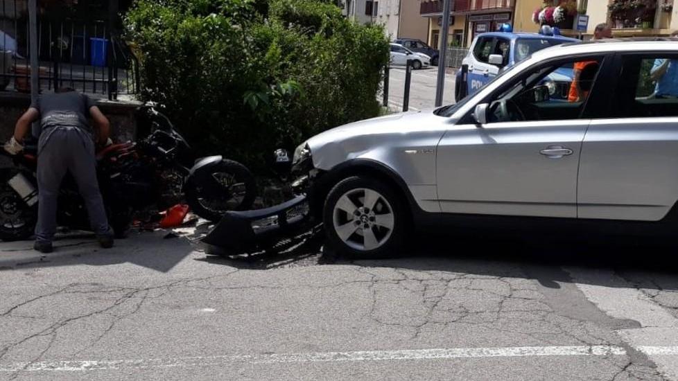 Auto travolge una moto Ferito un uomo di 67 anni