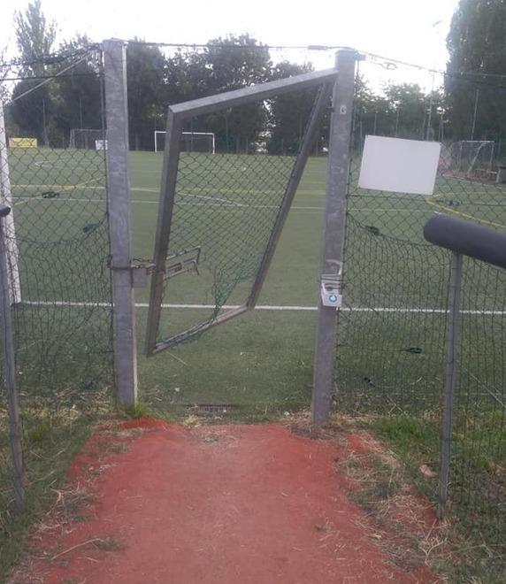 Altro raid notturno con danni al centro sportivo 