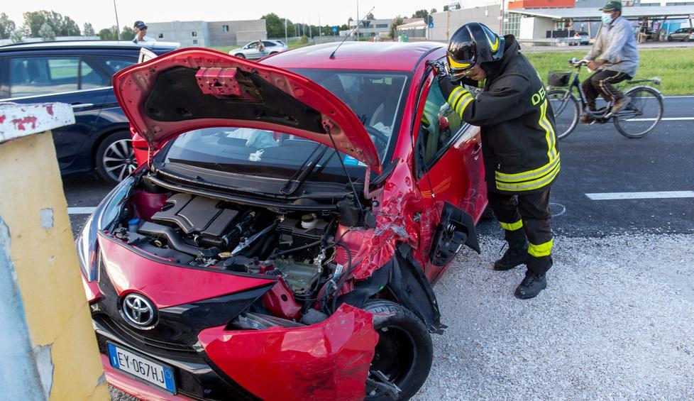 Collisione fra vetture in via Primicello Due persone a Cona