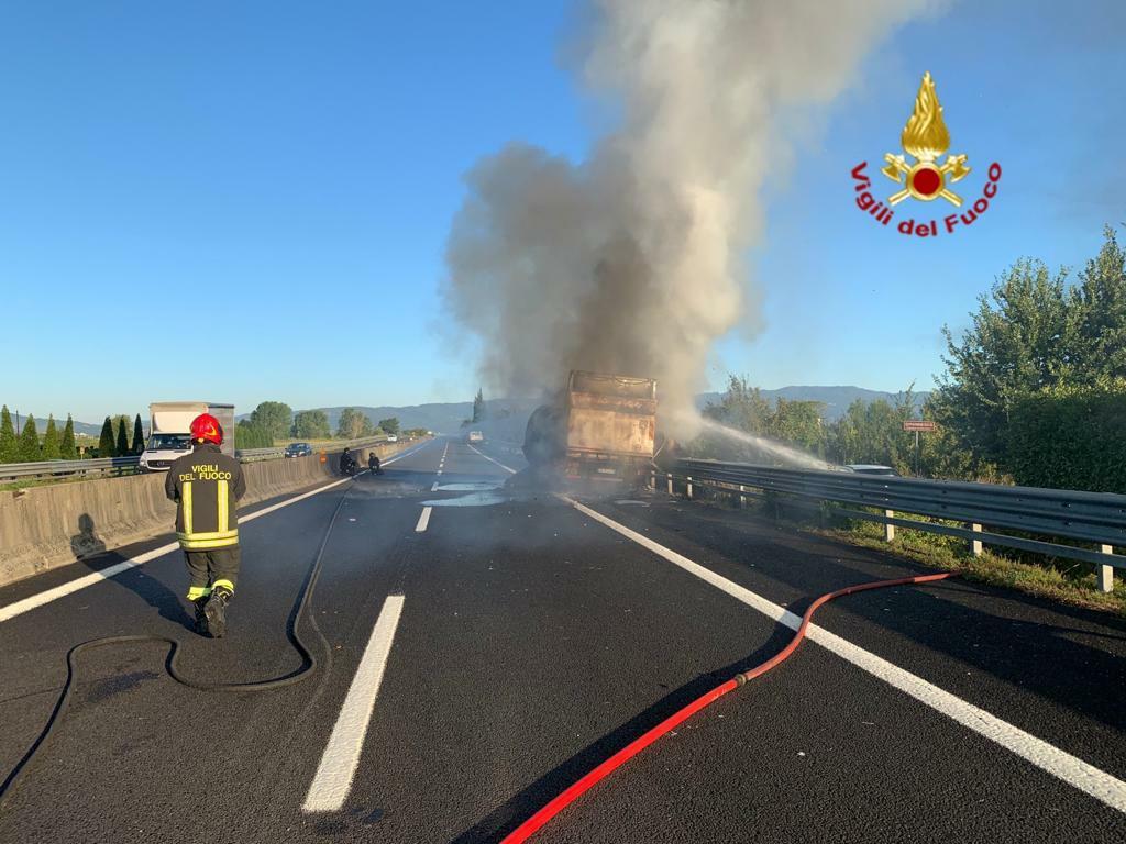 Il camion in fiamme sull'autostrada