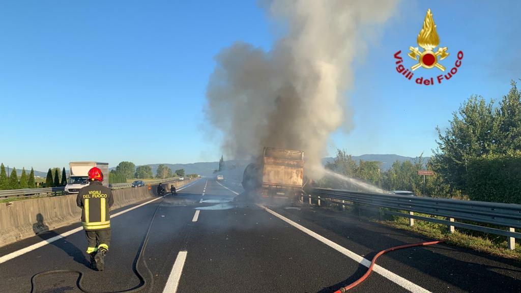 Il camion in fiamme sull'autostrada