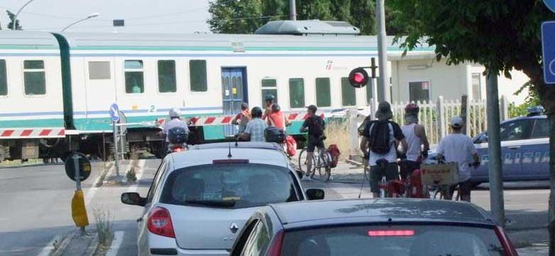 Il passaggio a livello in via XXIV Maggio a I Passi dove è iniziata l’aggressione all’autista della Ctt