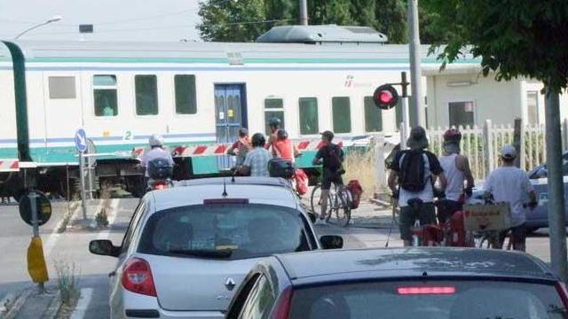 Il passaggio a livello in via XXIV Maggio a I Passi dove è iniziata l’aggressione all’autista della Ctt