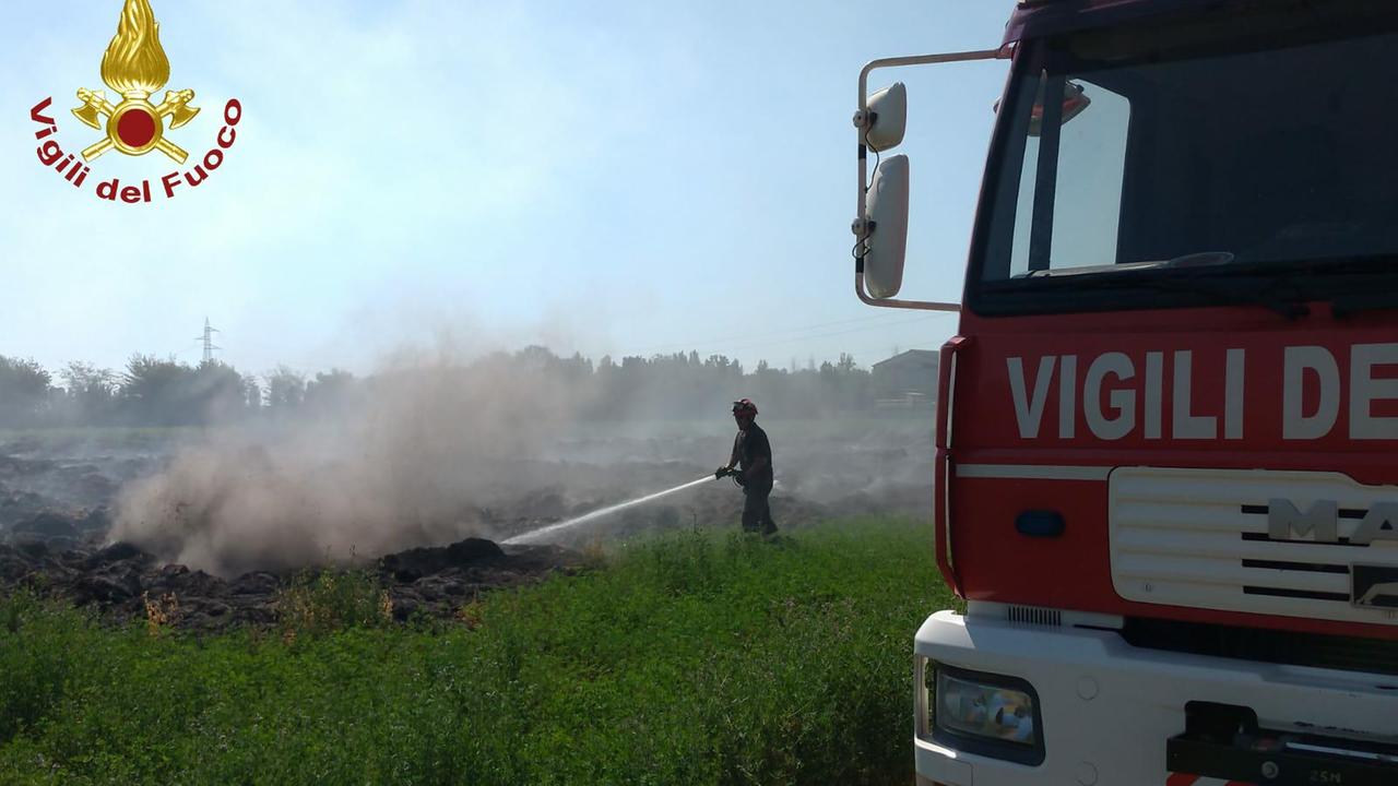Modena, i vigili del fuoco intensificano il lavoro per fermare fumi ed emissioni "infinite" da Hombre