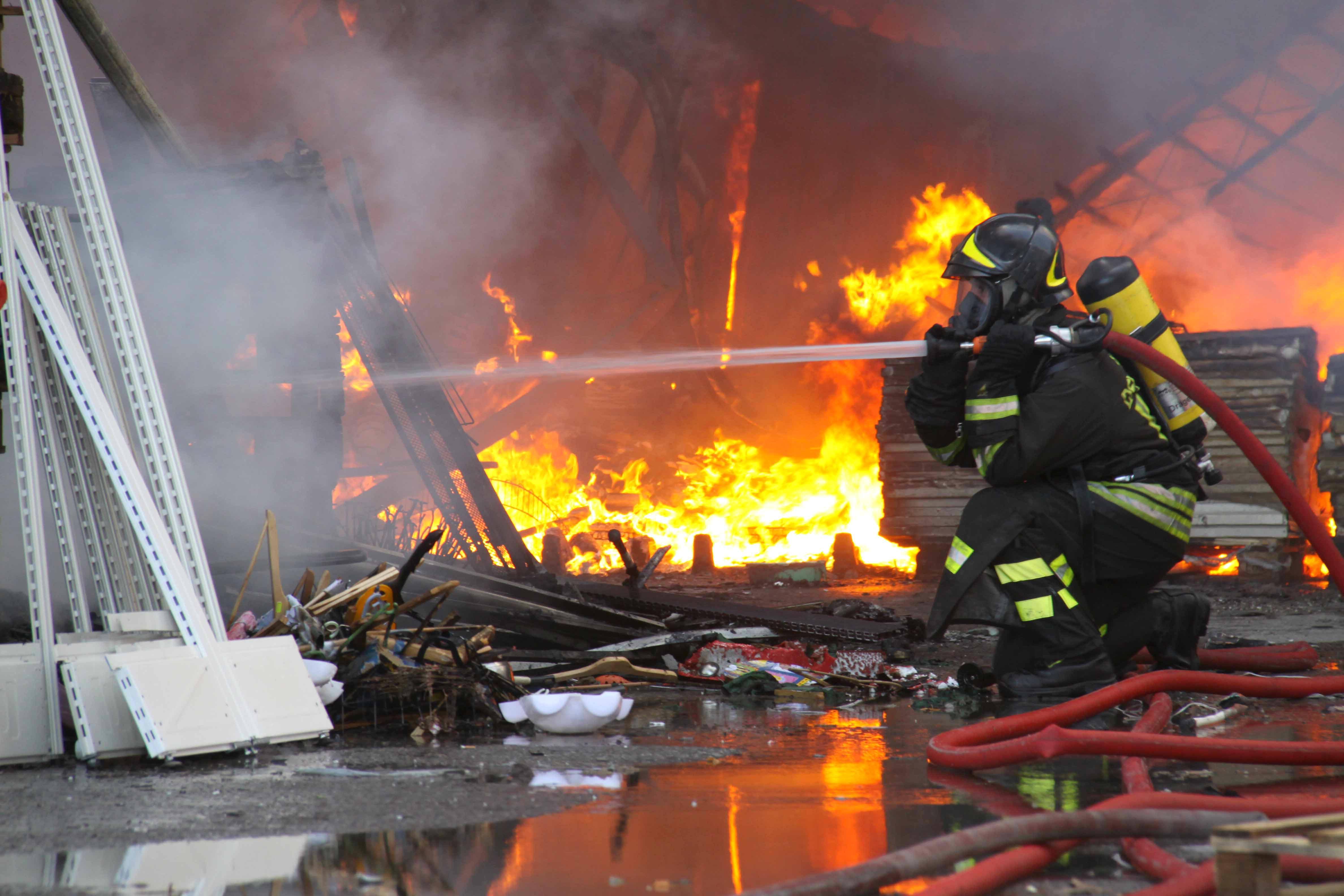 L’incendio nei due capannoni