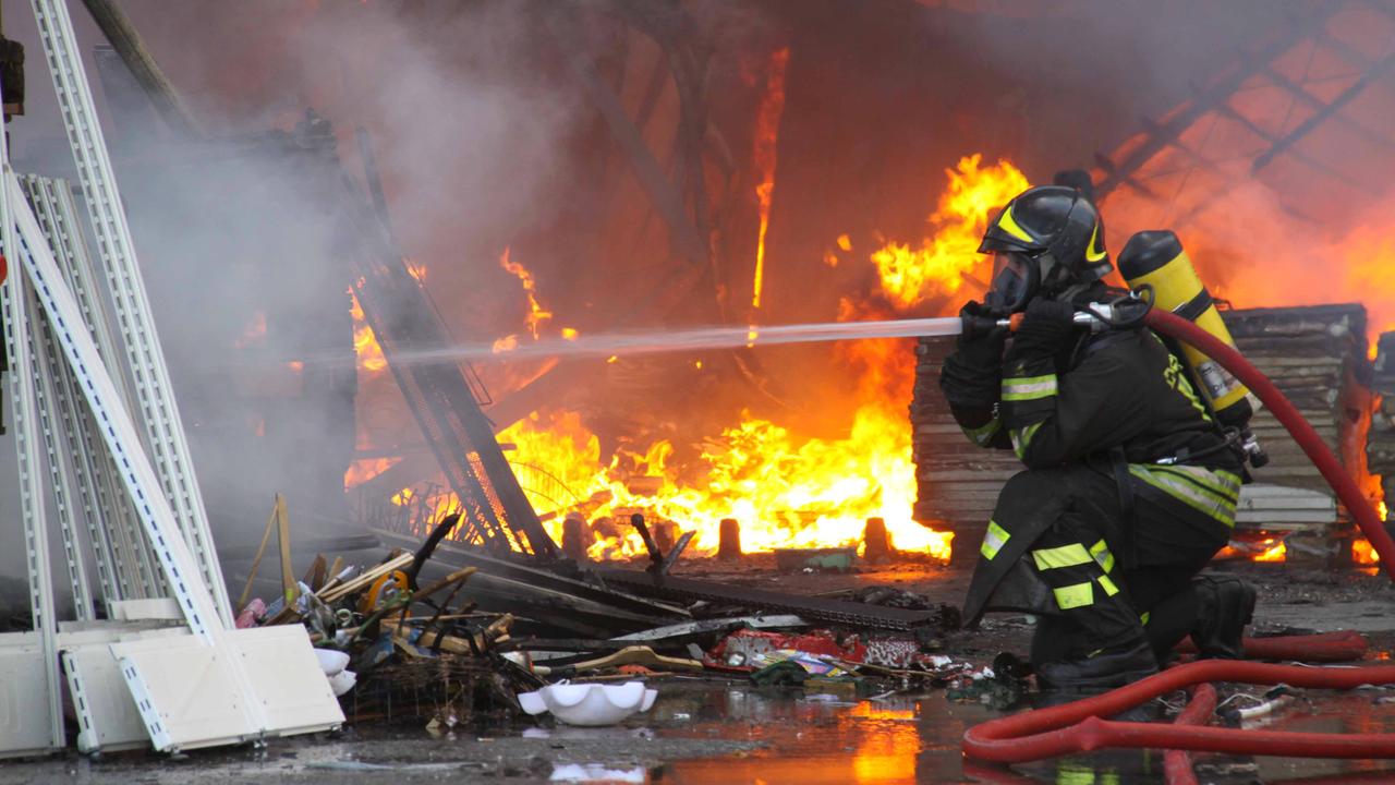 L’incendio nei due capannoni