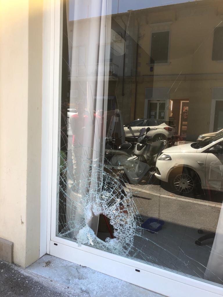 Il buco fatto dai ladri per entrare all'interno della farmacia del Corallo, in viale Carducci, nelle prime ore di giovedì 20 agosto