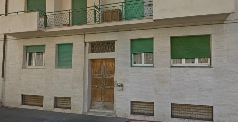 La palazzina dove viveva Bruna Brucioni, 69 anni, morta in casa per un malore