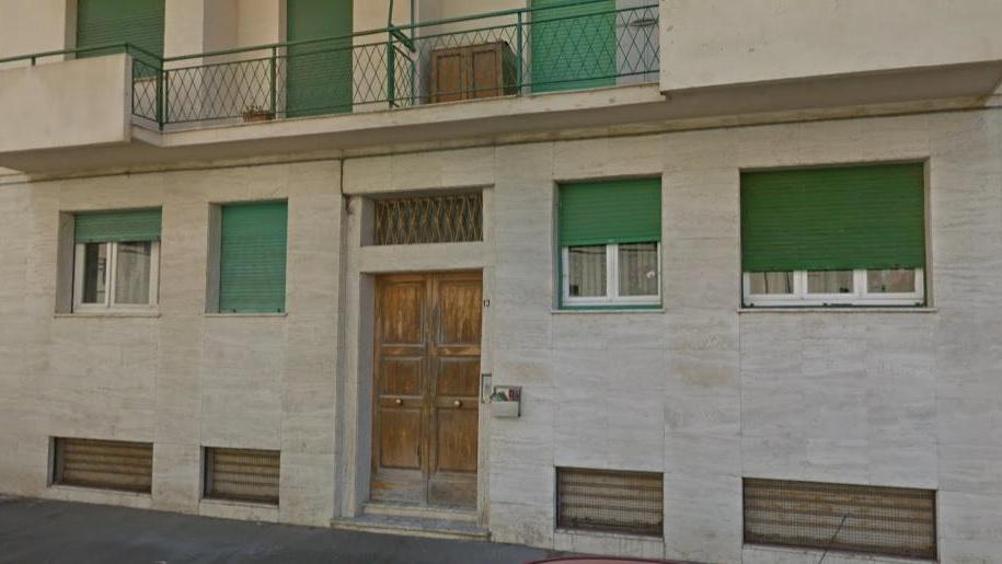 La palazzina dove viveva Bruna Brucioni, 69 anni, morta in casa per un malore