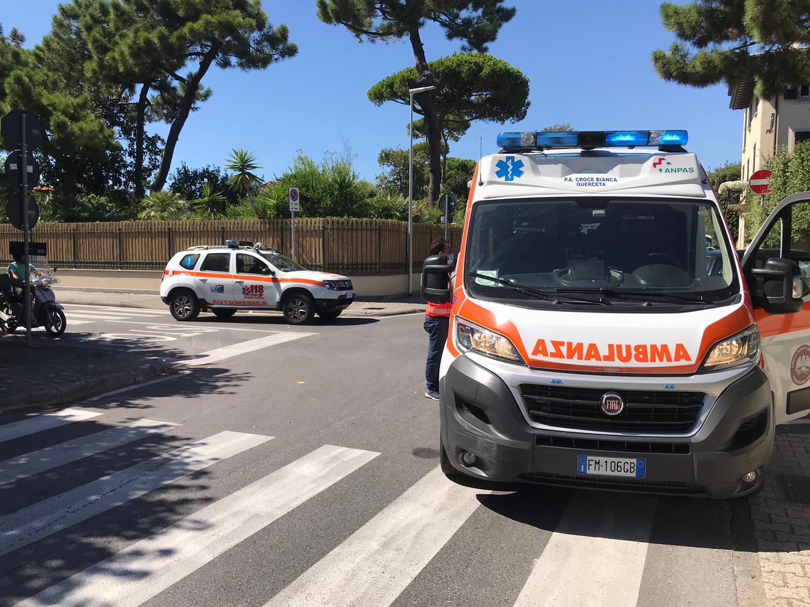 Auto non si ferma allo stop e travolge ciclista, grave anziano 