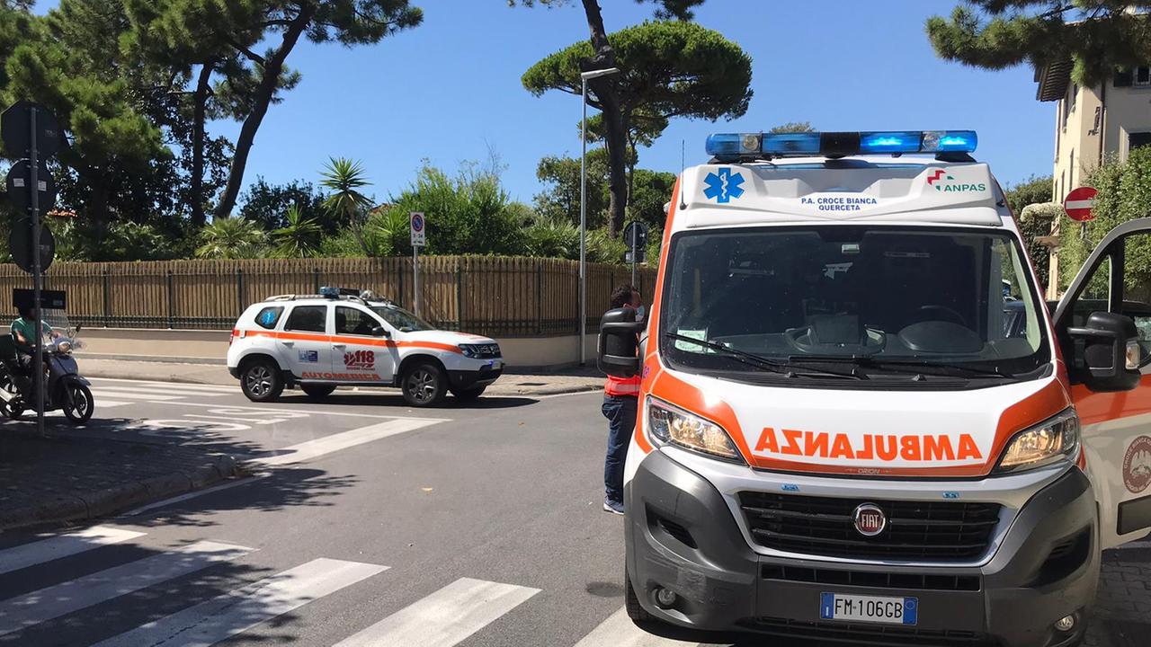 Auto non si ferma allo stop e travolge ciclista, grave anziano