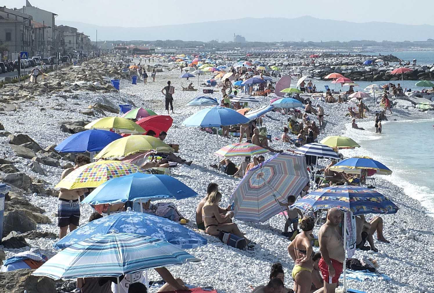 Turisti sulle spiagge di ghiaia a Marina a Ferragosto
