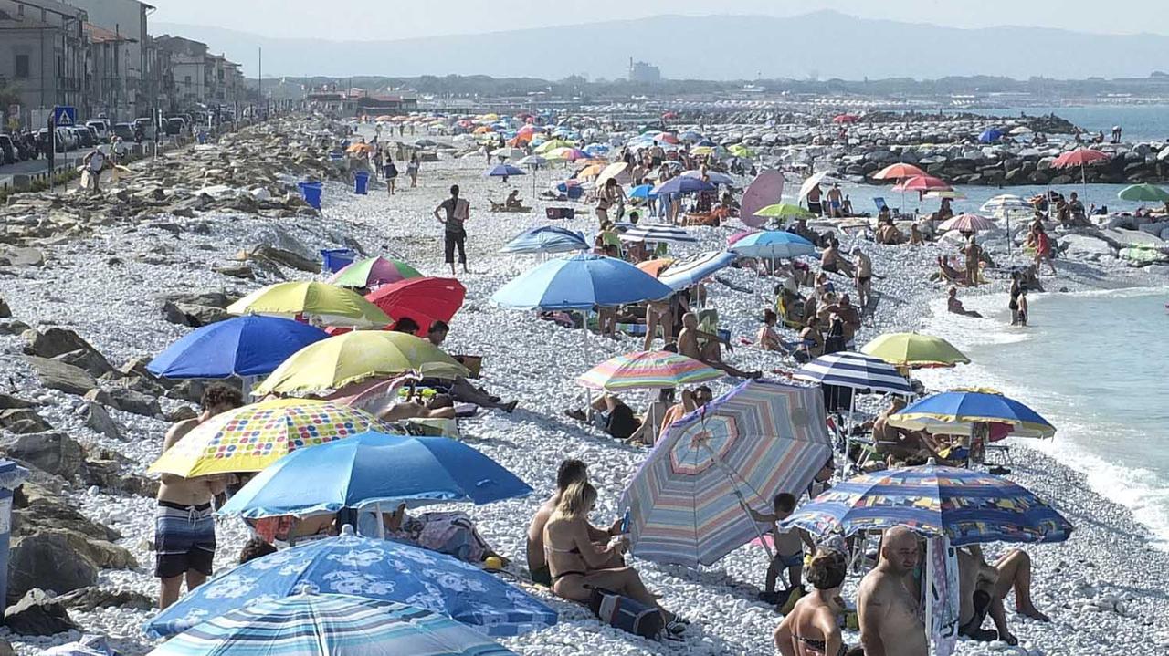Turisti sulle spiagge di ghiaia a Marina a Ferragosto