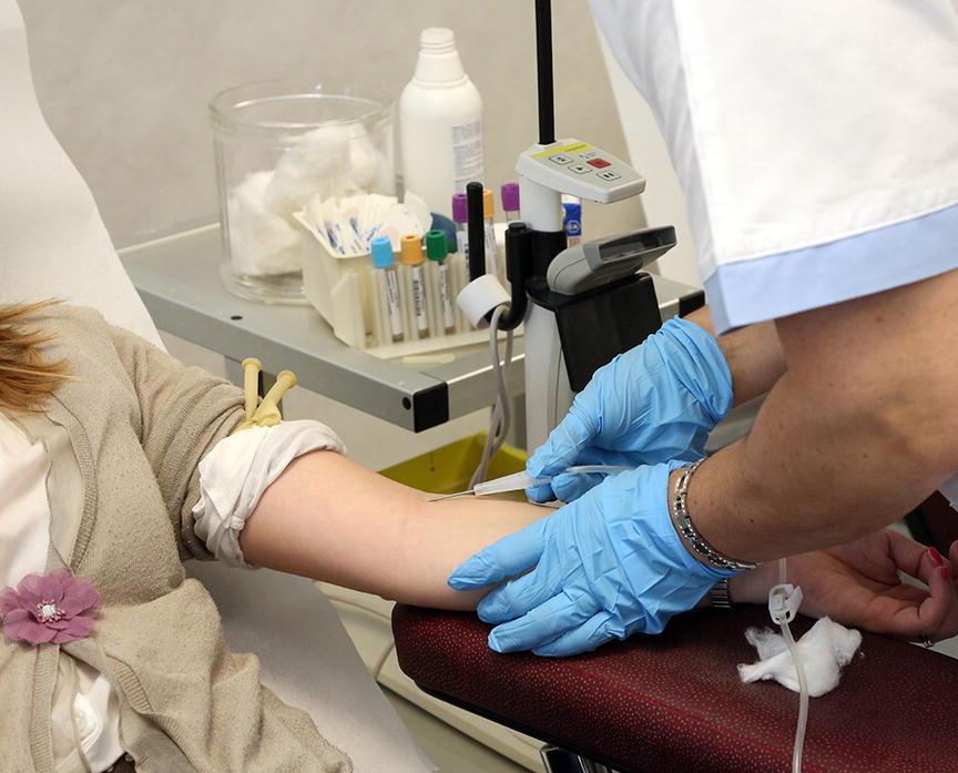 Una donazione di sangue; a destra in alto Paolo Ghezzi