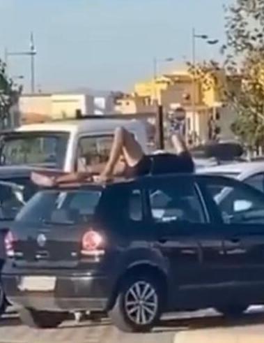 Si sdraia sull’auto a prendere il sole al Parco Levante - VIDEO