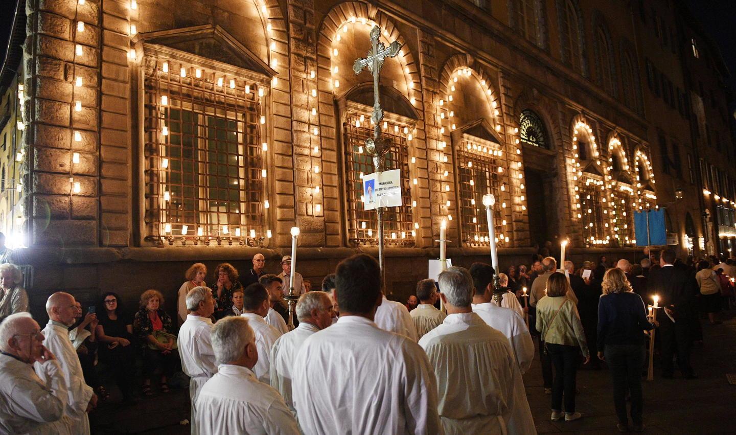 In cinquecento alla processione di Santa Croce dell’epoca Covid 
