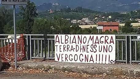 Rampe, sale la tensione ad Albiano Magra Spunta uno striscione: «Terra di nessuno»