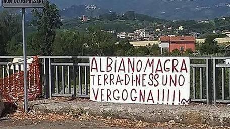 Rampe, sale la tensione ad Albiano Magra Spunta uno striscione: «Terra di nessuno»