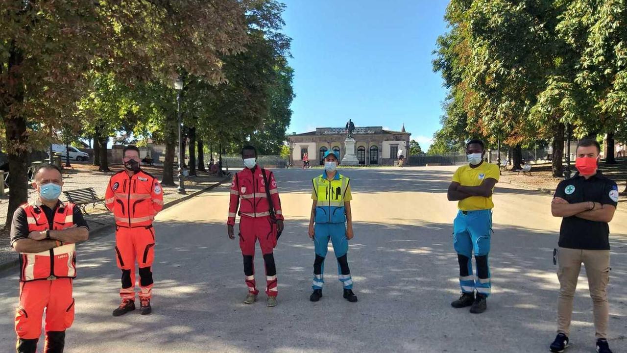 Movida, i volontari fanno i test sierologici al banchetto vicino al Caffè delle Mura