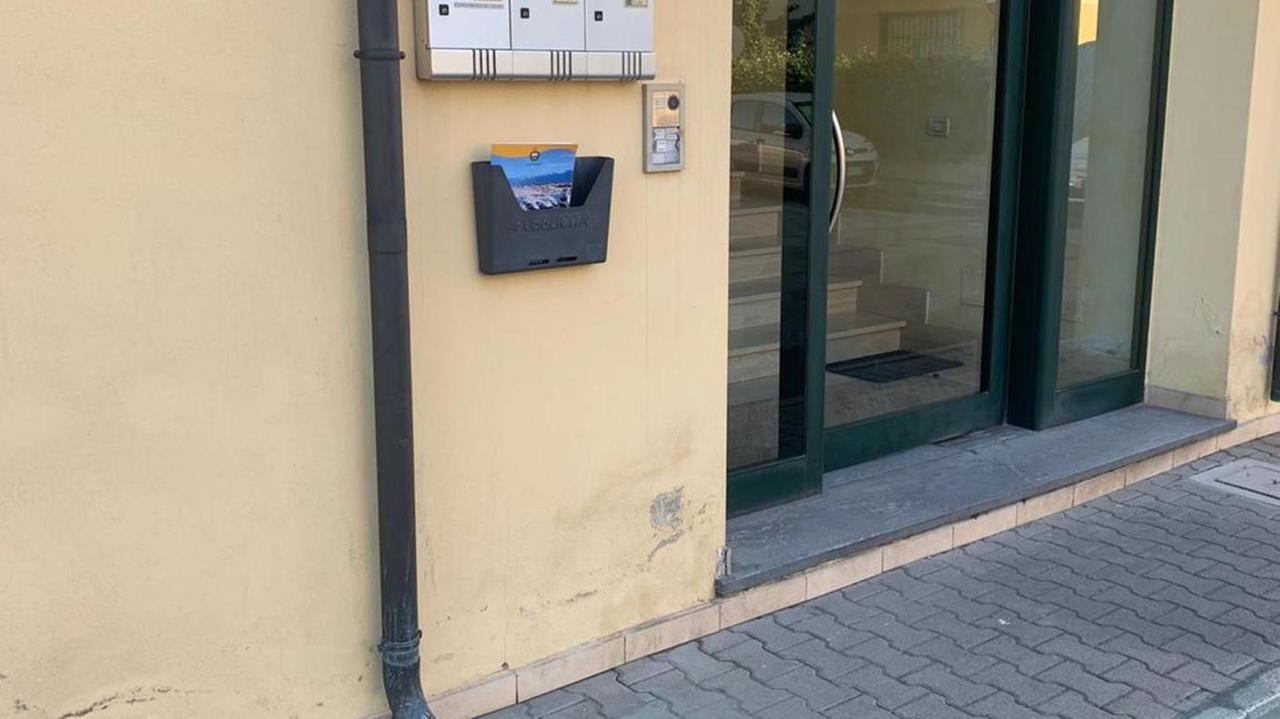 Via Farabola, tolto il lampione e tolta anche la luce da mesi
