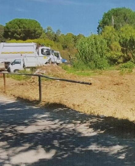 Cede la spalletta del ponte e rischia di precipitare nel fosso 