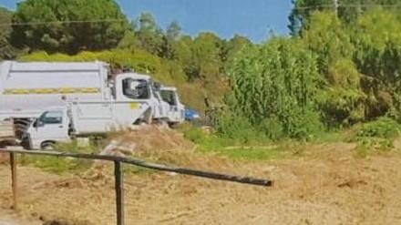 Cede la spalletta del ponte e rischia di precipitare nel fosso