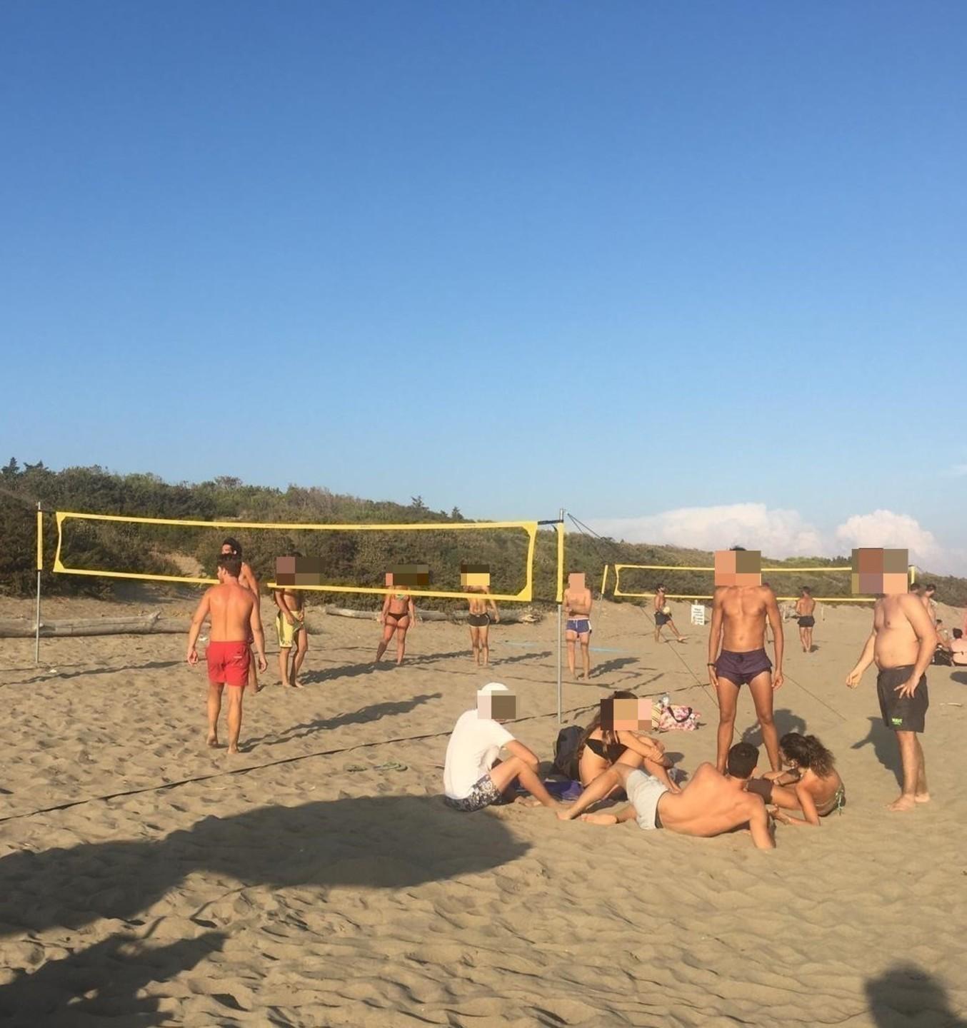 Reti da beach volley sulla spiaggia libera «L’ordinanza lo vieta» 
