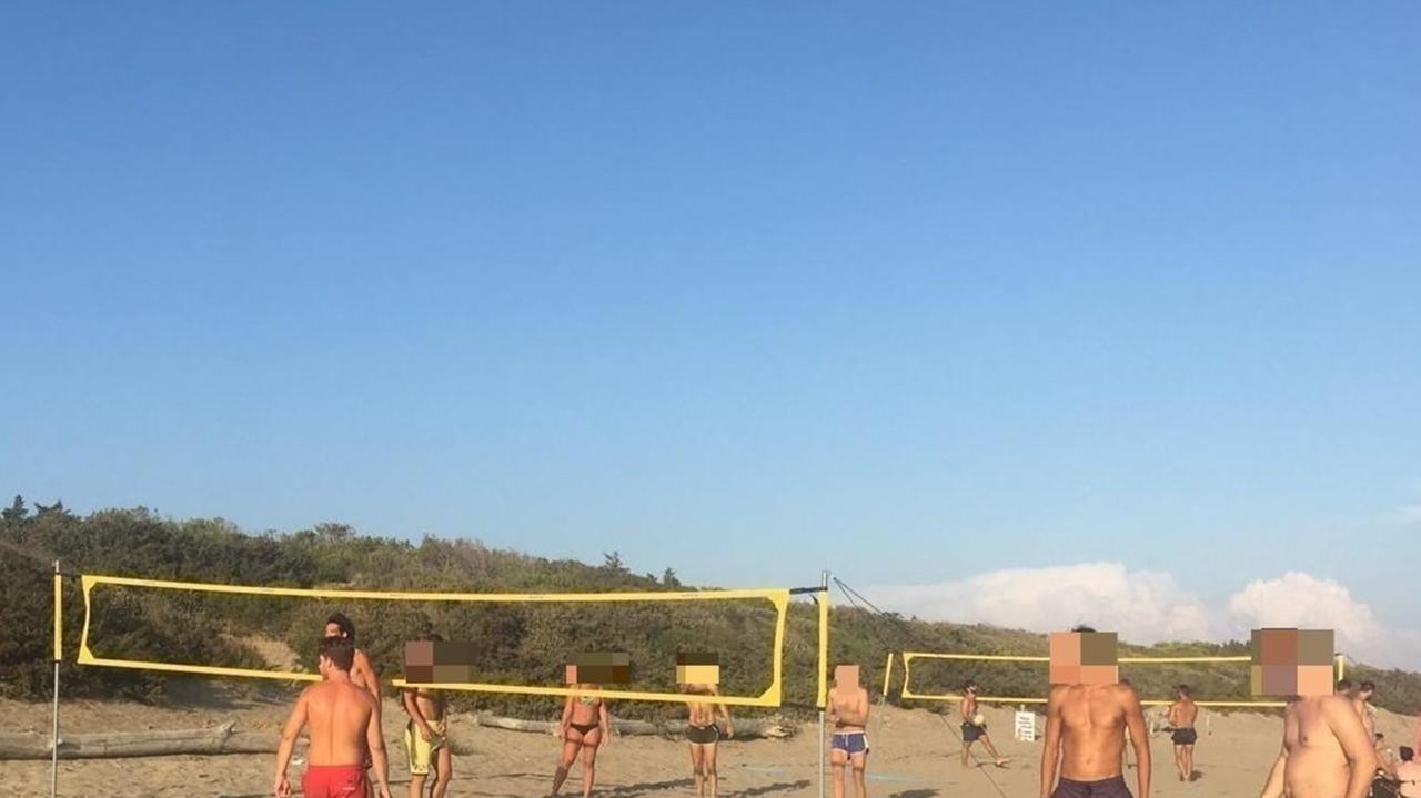 Reti da beach volley sulla spiaggia libera «L’ordinanza lo vieta»