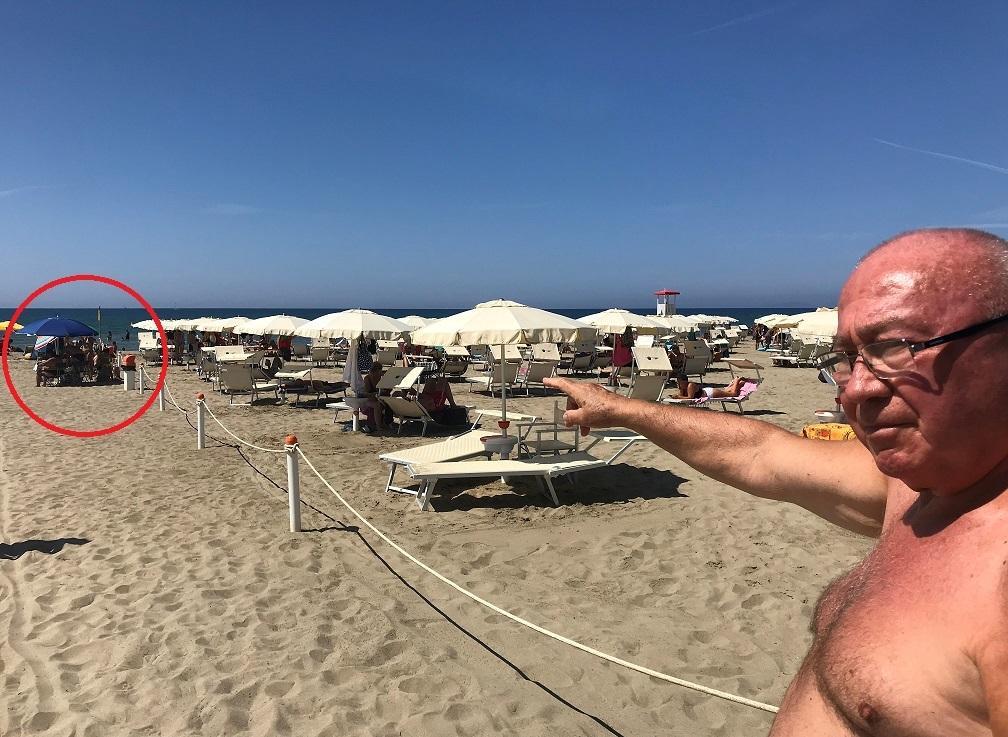 Assiepati al confine del bagno La Lanterna «I vigili intervengano»