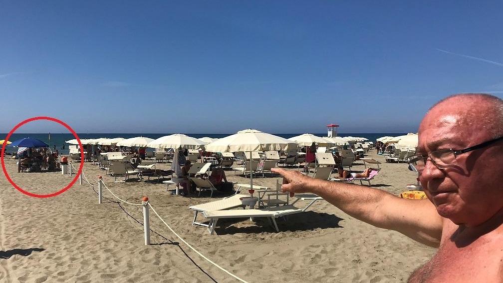 Assiepati al confine del bagno La Lanterna «I vigili intervengano»