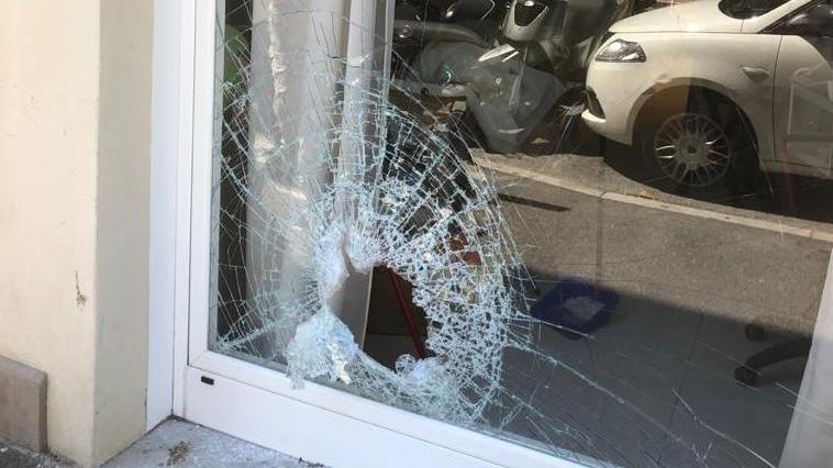 Terzo furto in tre mesi alla farmacia del Corallo