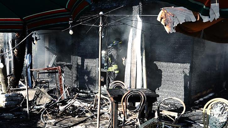 Il boato, poi le fiamme avvolgono tutto Va a fuoco ristorante sul lungomare