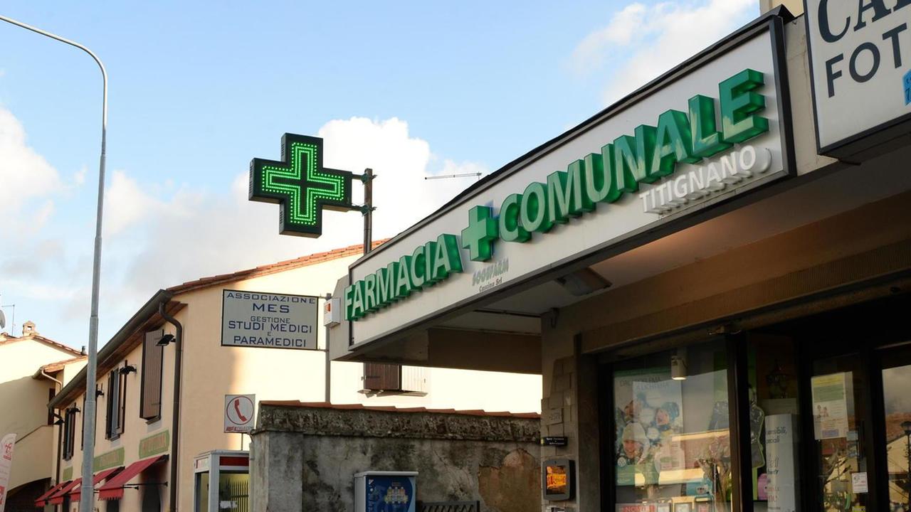 Minaccia farmacista con un coltello e rapina l’incasso: via 800 euro