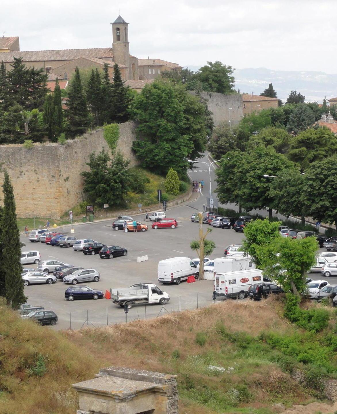 Caos sosta e boom turisti, bus navetta anche nel weekend 