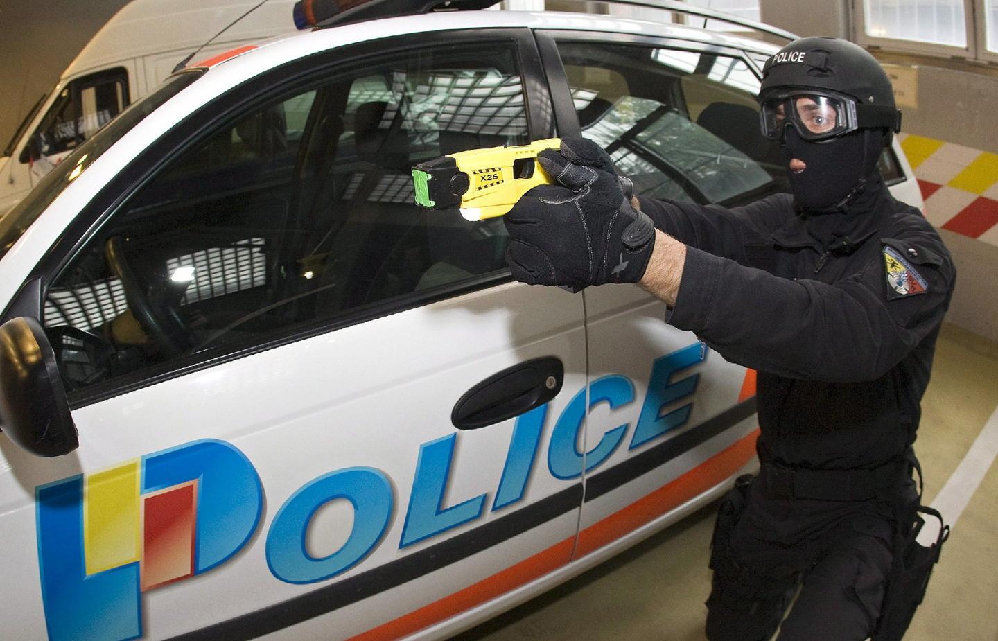 Altri tre poliziotti feriti «Ora basta, serve il taser» 