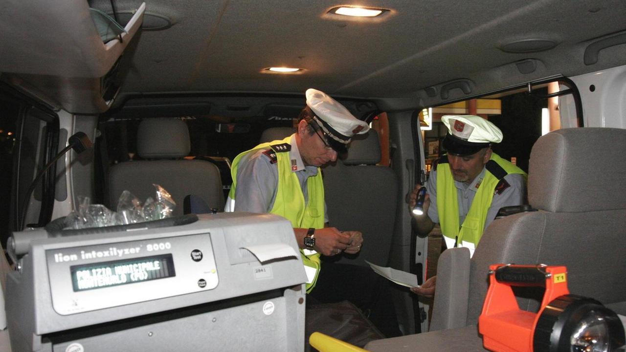 Ubriaca al volante, provoca due incidenti nel giro di mezz’ora