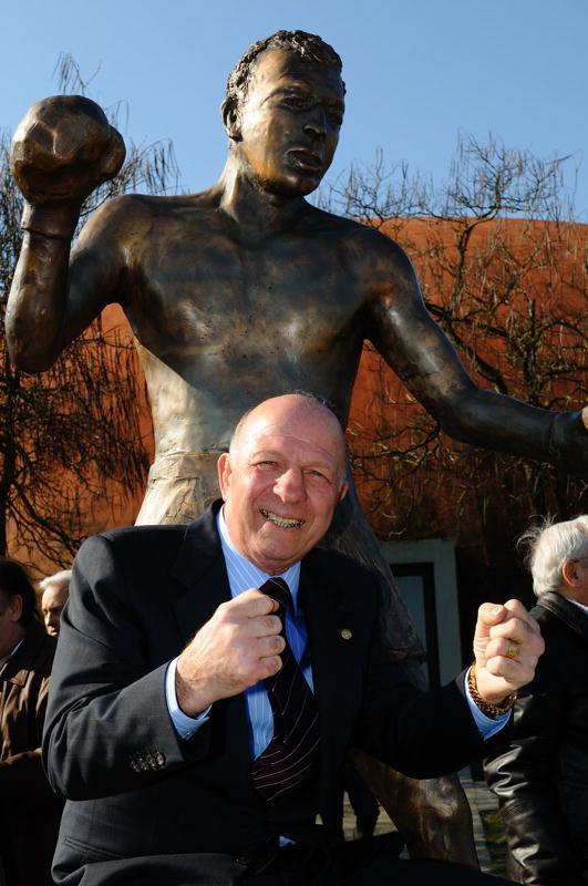 Mazzinghi davanti alla statua che fu dedicata al fratello Guido nel 2009 (Stefano Marinari)