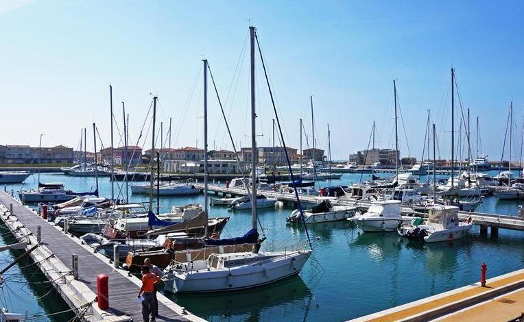 Attorno alla marina palazzi, parcheggi e superfici commerciali 