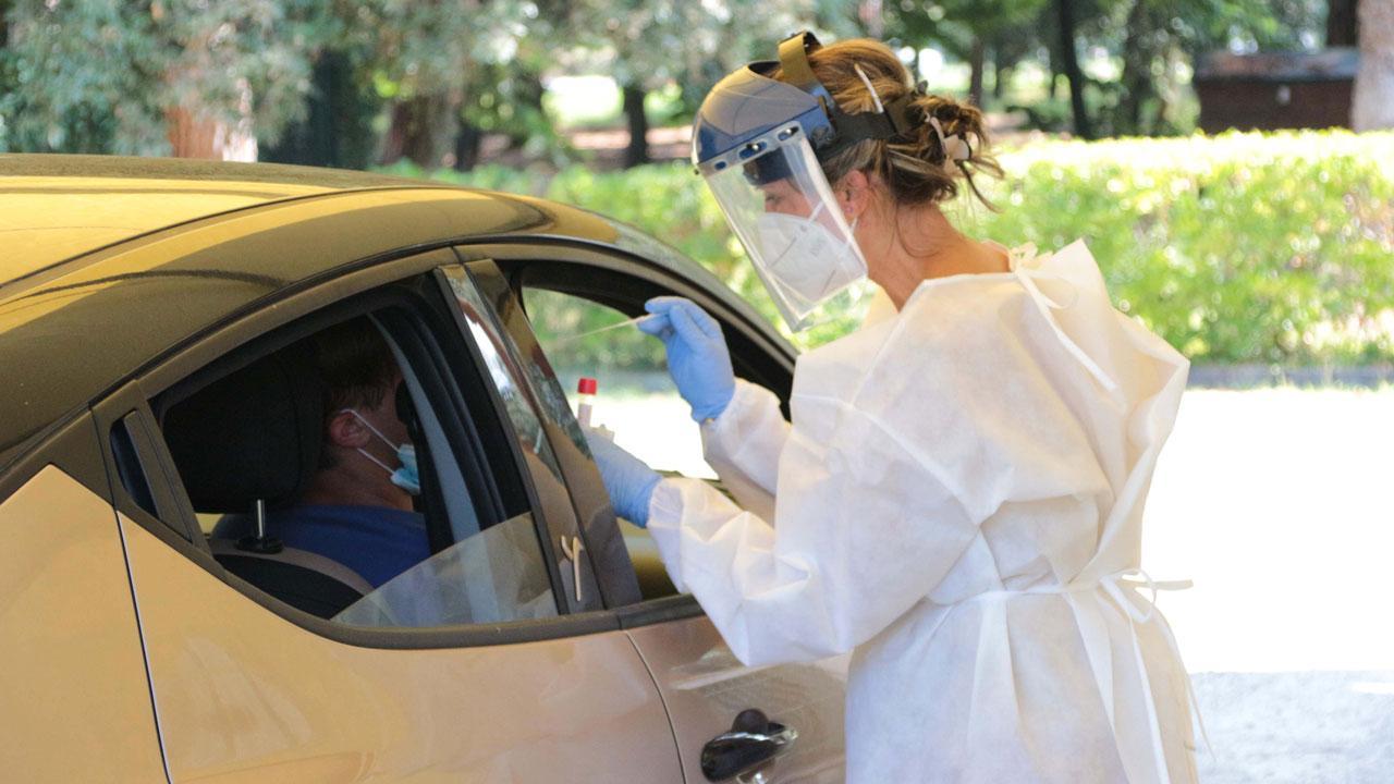 Partecipa alla cena di amici poi scopre la positività al Covid: 24 in quarantena 