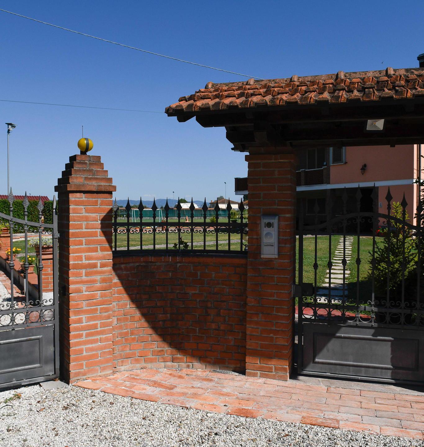 Un bimbo di 3 anni lotta contro la morte dopo aver battuto la testa in piscina 