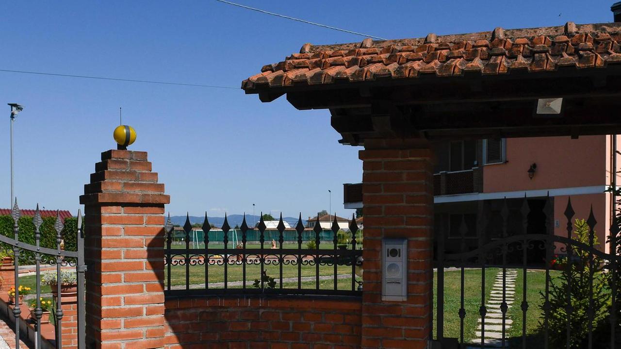 Un bimbo di 3 anni lotta contro la morte dopo aver battuto la testa in piscina