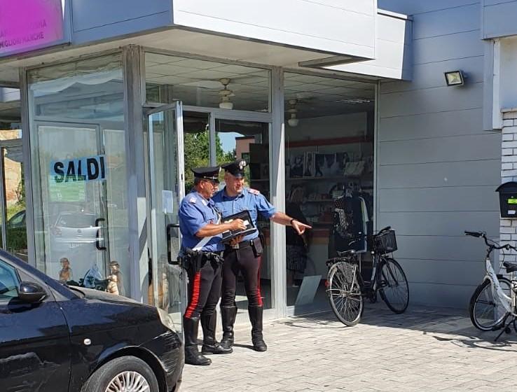 Cento, rubano vestiti da un negozio: arrestati dai carabinieri